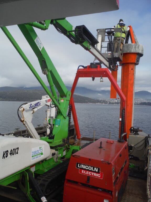 Channel Moorings assist TasPorts with maintenance of Beltana Lead light (5)